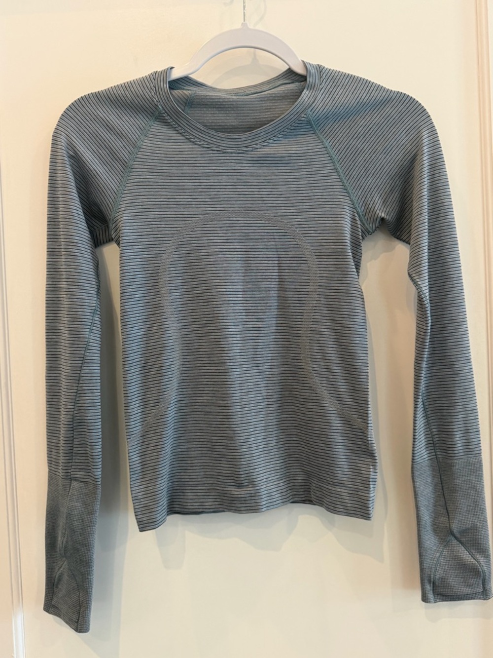Lululemon Swiftly Tech Long Sleeve 2.0 Race Length Top Blue gray Stripe Womens 2